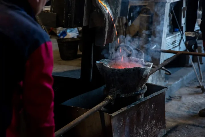 Refinerías de metales preciosos y centros de fundición.
